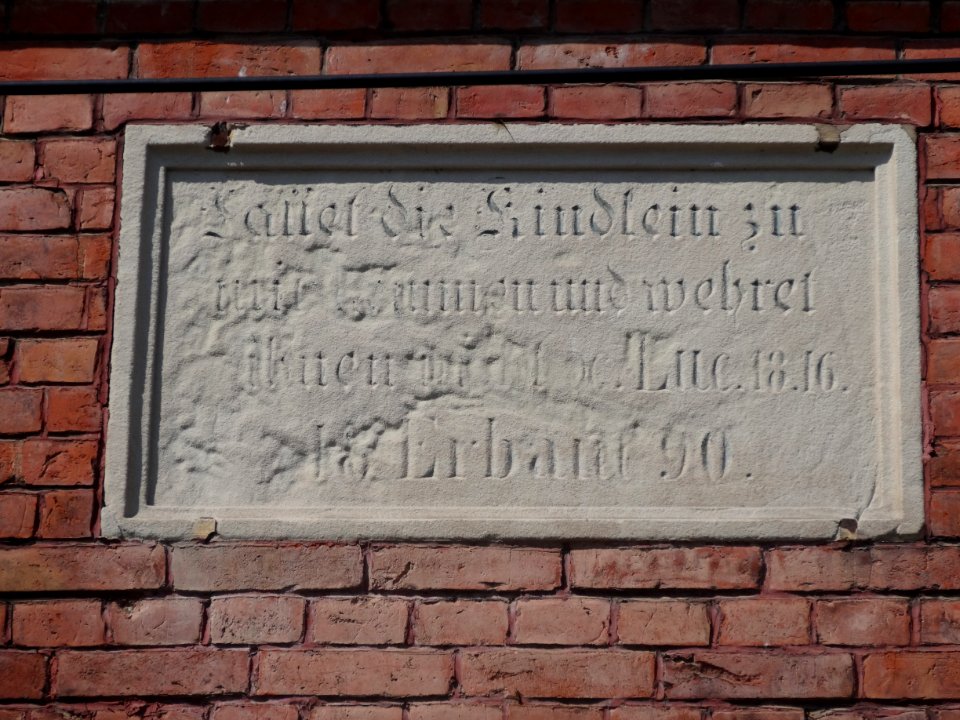 Inschrift am Gemeindehaus in Poxdorf, Thüringen