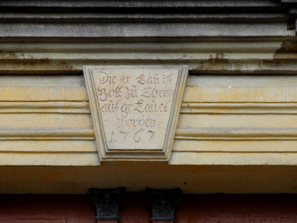 Inschrift über dem Eingang zur Kirche in Milbitz, Rottenbach