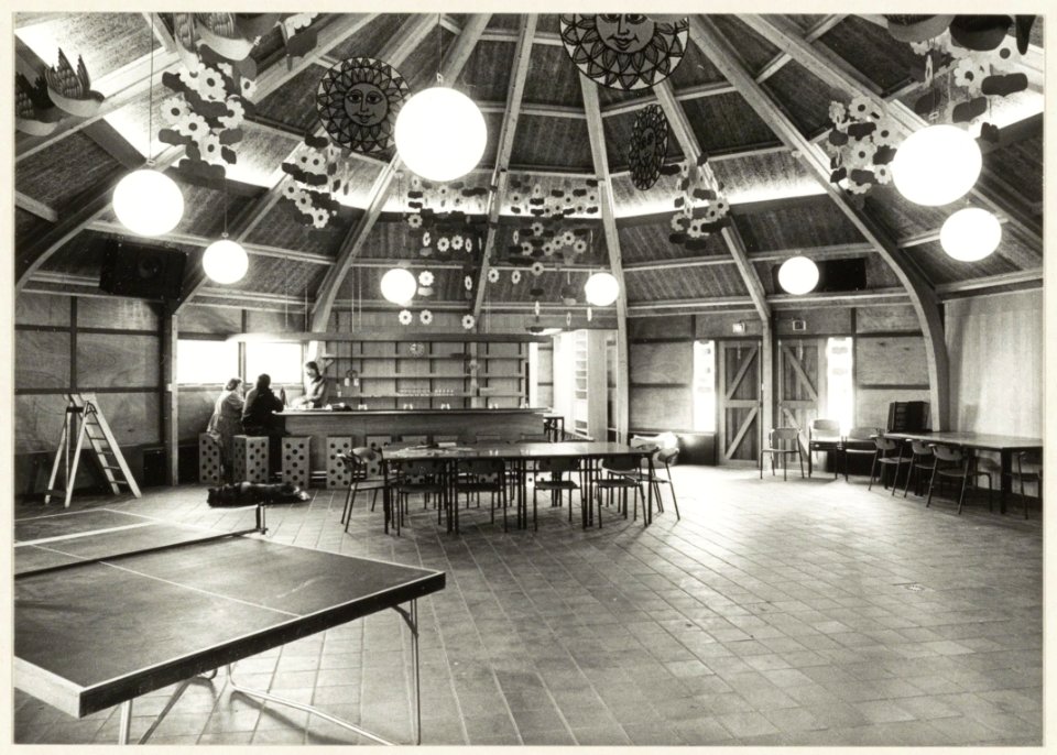 Interieur Jongerencentrum 't Plein aan de Costa Brava. NL-HlmNHA 54005677
