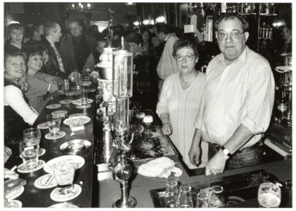 Interieur Café D' Oude Florijn. Achter de bar de eigenaars Kees en Gerda Wegkamp. NL-HlmNHA 54035117