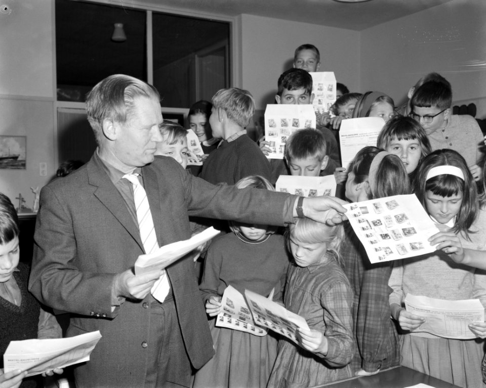 Intekenbiljetten uitgereikt aan de schoolkinderen voor de nieuwe kinderpostzegel, Bestanddeelnr 914-3858