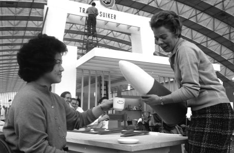Inrichten van tentoonstelling De Suiker in het RAI- gebouw Enorm suikerbrood, Bestanddeelnr 912-3281