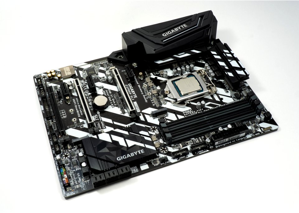 Intel Core i5-8400 (Full Shot)
