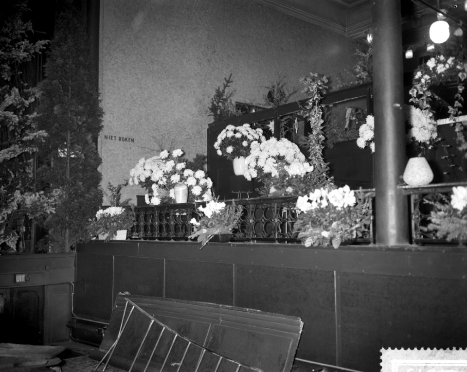 Inrichten van de kerstbloemententoonstelling Amstel Flora in het Centraal Theate, Bestanddeelnr 910-8649