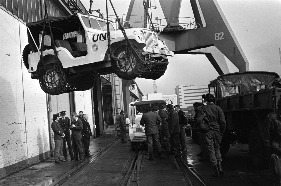 Inscheping eerste materieel voor de Nederlandse Unifil-troepen die naar Libanon , Bestanddeelnr 930-1190