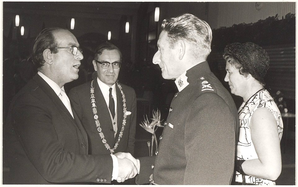 Installatie van Hoofdcommissaris A. Molenaar. Wethouder P.W. Voskuilen, burgemeester Mr. Dr. L. de Gou en A. Molenaar met zijn vrouw, NL-HlmNHA 5412205 02
