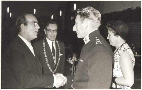 Installatie van Hoofdcommissaris A. Molenaar. Wethouder P.W. Voskuilen, burgemeester Mr. Dr. L. de Gou en A. Molenaar met zijn vrouw, NL-HlmNHA 5412205 02