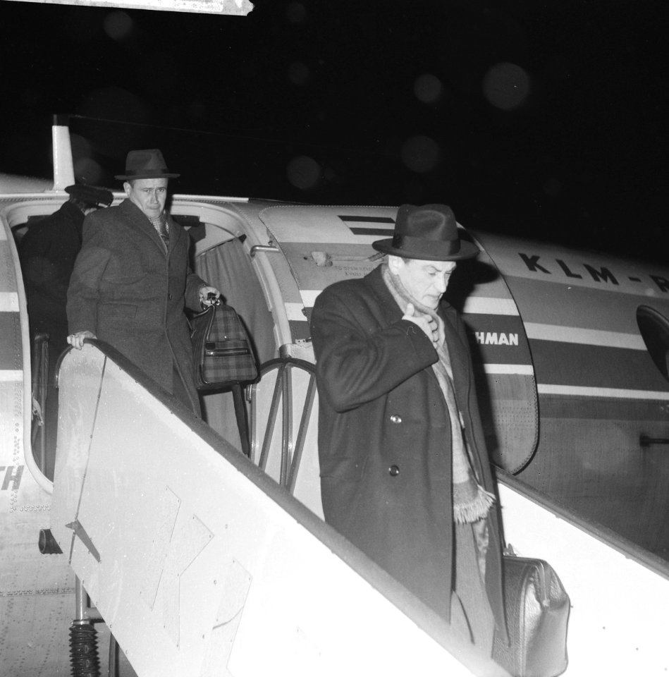 Inspecteur Sanders met boswachter op Schiphol i.v.b. Colombo, Bestanddeelnr 934-6369