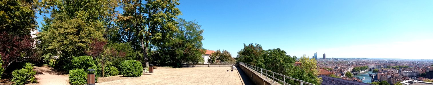 Institution des Chartreux - Panorama avec le jardin, le belvédère et Lyon