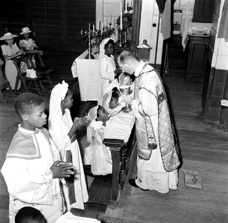 Interieur van de Rooms-Katholieke kerk in Nieuw-Nickeriel. Schoolkinderen doen h, Bestanddeelnr 252-5477