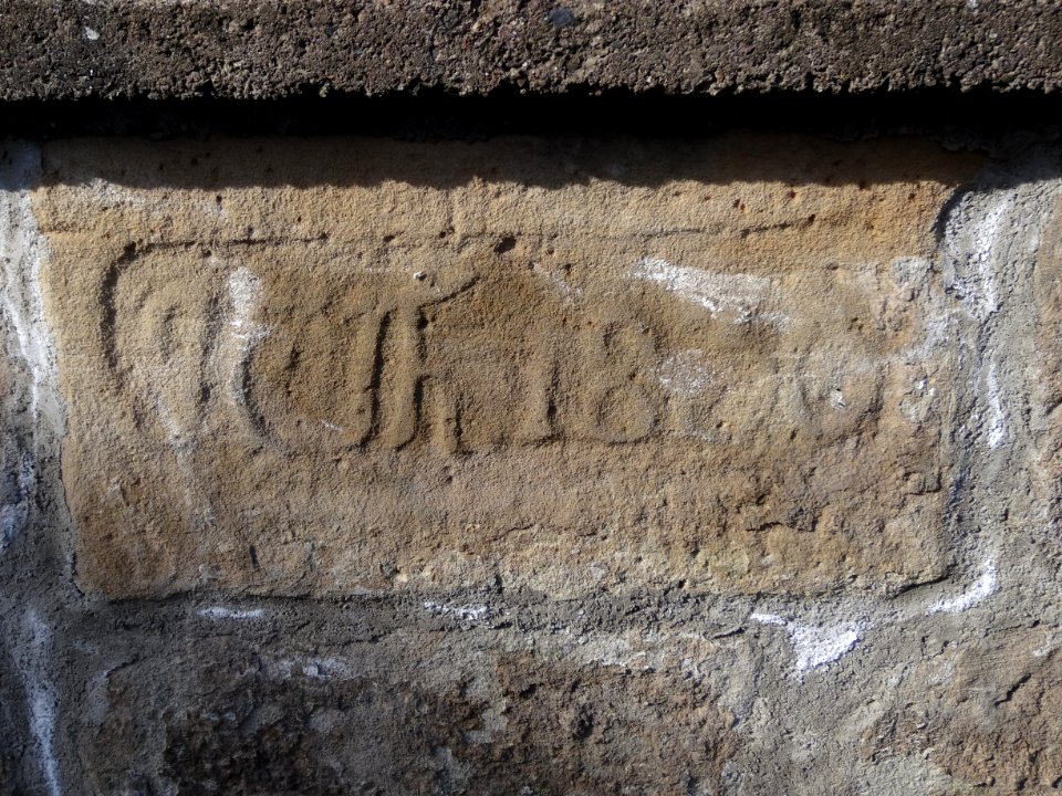 Inschrift an einer Mauer in Zeigerheim