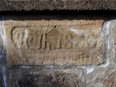 Inschrift an einer Mauer in Zeigerheim