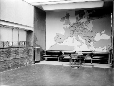 Interieur van de de aankomsthal van de luchthaven van Warschau in Polen, Bestanddeelnr 190-0021
