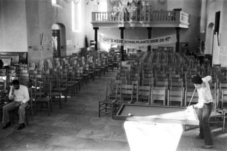 Interieur van de kerk met een spandoek Grote Kerk schuilplaats voor de 41+, Bestanddeelnr 930-4513