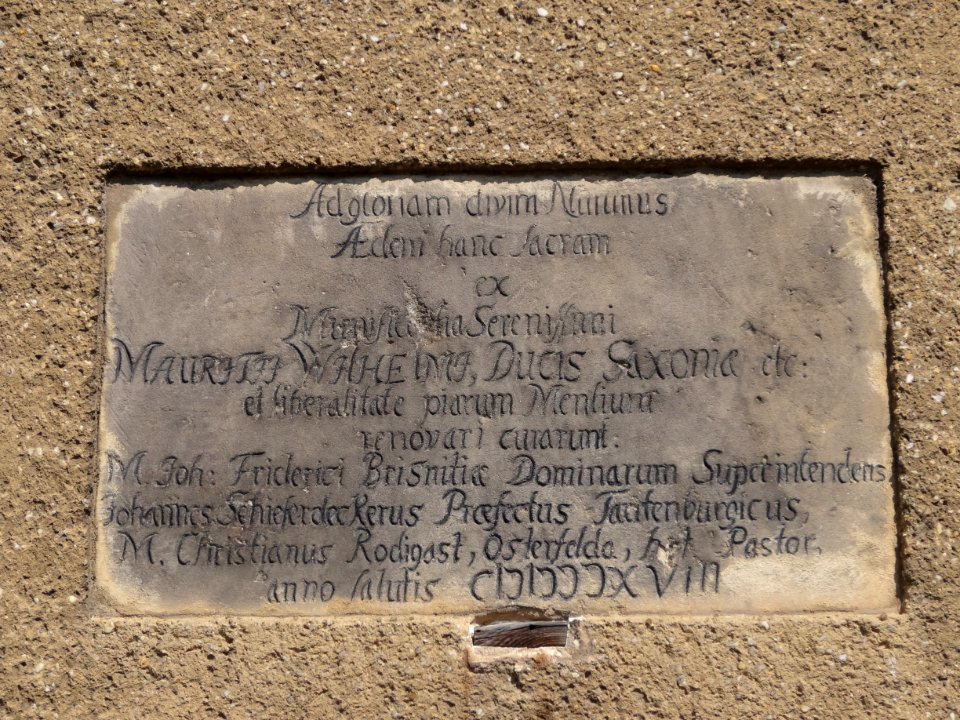 Inschrift auf der Kirche in Poxdorf, Thüringen