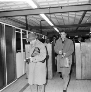 Inspecteur Sanders met boswachter op Schiphol ivb Colombo, Bestanddeelnr 913-2613