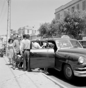 Instappende passagiers in een taxi, Bestanddeelnr 255-1804