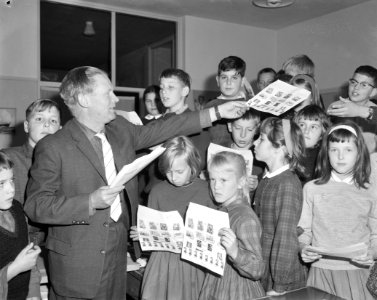 Intekenbiljetten uitgereikt aan de schoolkinderen voor de nieuwe kinderpostzegel, Bestanddeelnr 914-3859