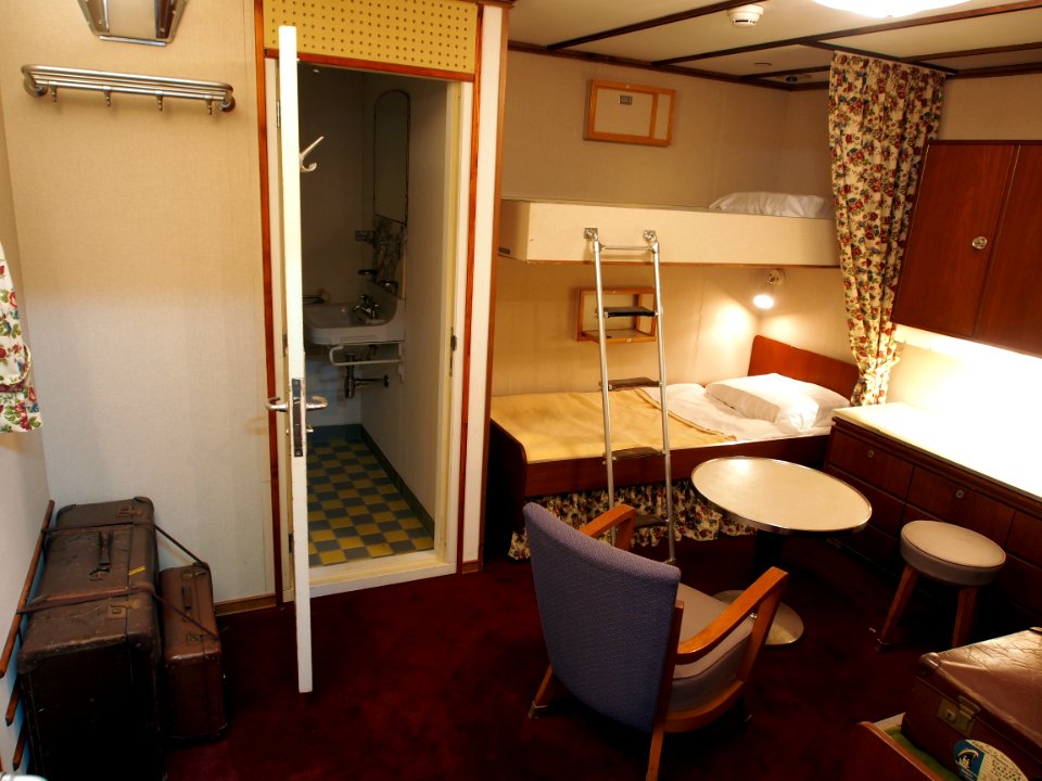 Inside SS Rotterdam, Passagiers hut, foto 1