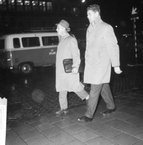 Inspecteur Sanders met boswachter op Schiphol ivb Colombo, Bestanddeelnr 913-2614