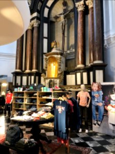 Intérieur de l'Église Saint-Jacques de Namur - magasin "America Today"