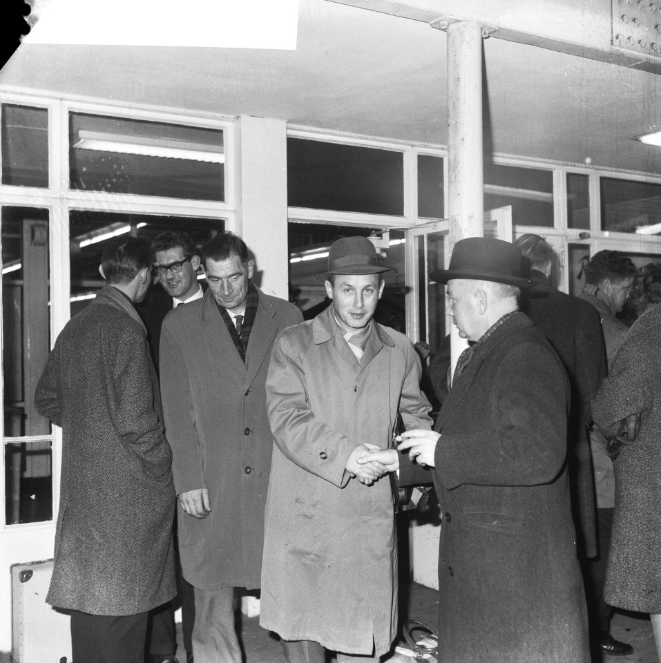 Inspecteur Sanders met boswachter op Schiphol ivb Colombo Sanders, hoofdco, Bestanddeelnr 913-2616