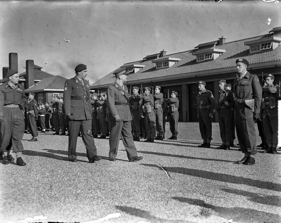 Inspectie door Generaal Kruls van de Korea-vrijwilliger, Bestanddeelnr 904-2450