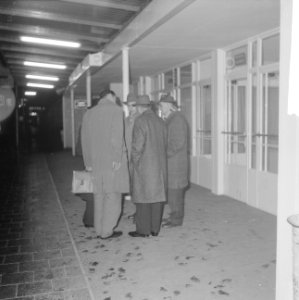 Inspecteur Sanders met boswachter op Schiphol ivb Colombo, Bestanddeelnr 913-2615