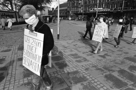 Int. ontwapeningsdag, bij Amsterdams CS onder motto Wij zijn met stomheid geslag, Bestanddeelnr 931-1050