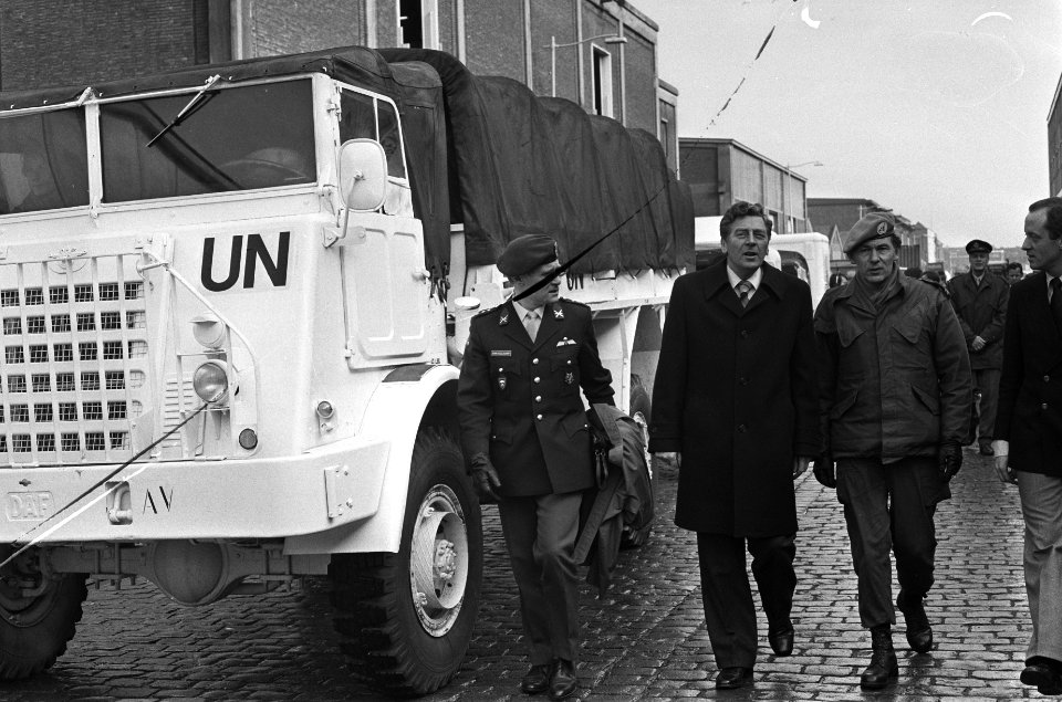 Inscheping eerste materieel voor de Nederlandse Unifil-troepen die naar Libanon , Bestanddeelnr 930-1193