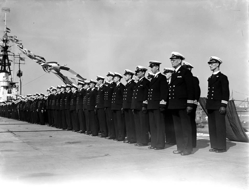 Inspectie en parade op de Karel Doorman, Bestanddeelnr 902-9533