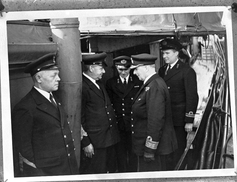 Inspectie door een Britse Admiraal van de mijnenveger Hr.Ms. Bruinvisch. Recht, Bestanddeelnr 935-0285