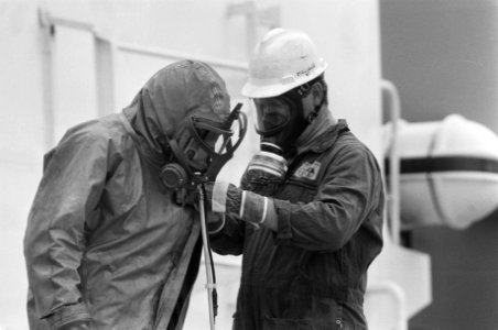 Inspecteurs in beschermende kleding en met gasmaskers op, Bestanddeelnr 934-4886