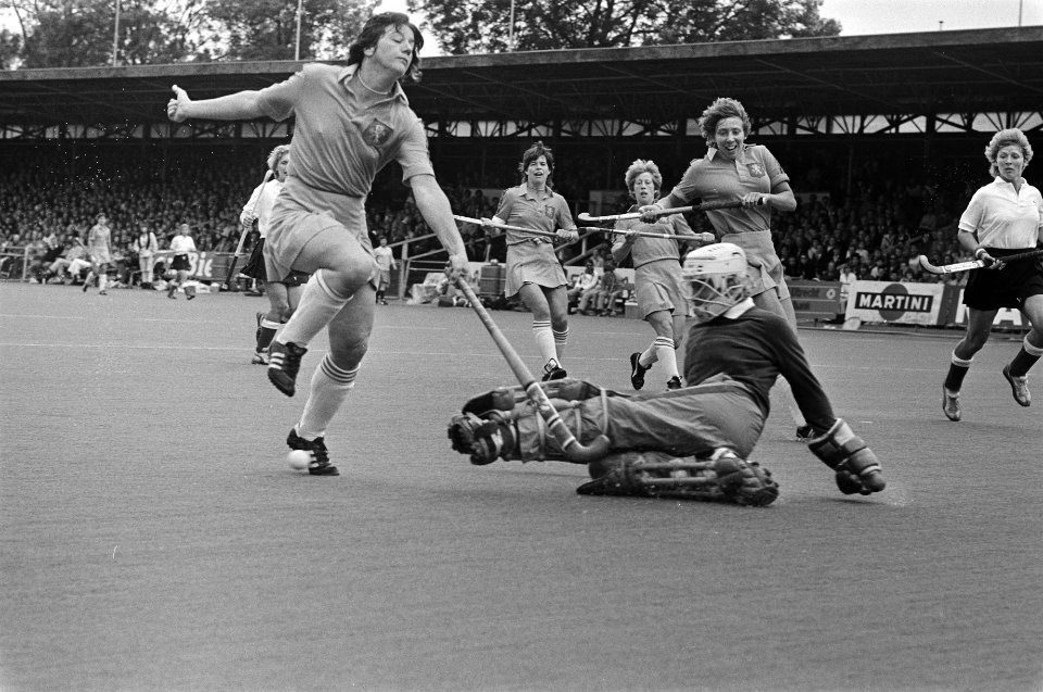 Int. hockeytoernooi in Amstelveen Nederland tegen West Duitsland , dames (2-2) Elsemieke Hillen belaagt de doelverdedigster, Bestanddeelnr 931-5550