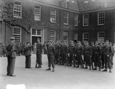 Inspectie en defile te Haarlem afscheid luchtdoelafdeling, Bestanddeelnr 904-6193