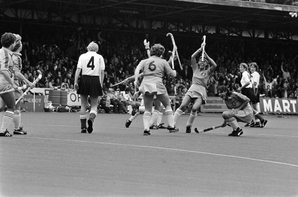 Int. hockeytoernooi in Amstelveen Nederland tegen West Duitsland , dames (2-2) Fieke Boekhorst wordt toegejuichd door Margriet Zegers, Bestanddeelnr 931-5551