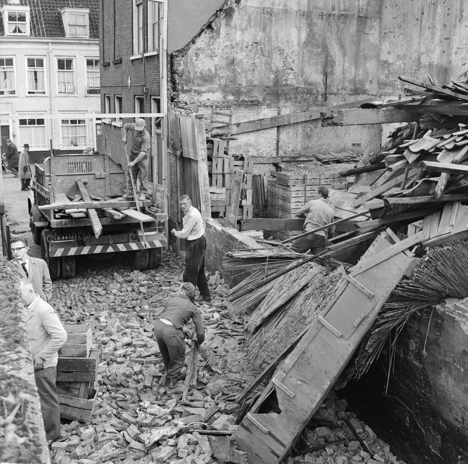 Instorting in Den Haag van het aardappelpakhuis in de Elzemoerstraat, Bestanddeelnr 915-4935