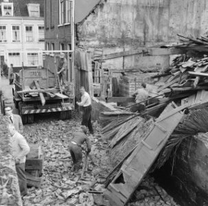 Instorting in Den Haag van het aardappelpakhuis in de Elzemoerstraat, Bestanddeelnr 915-4935