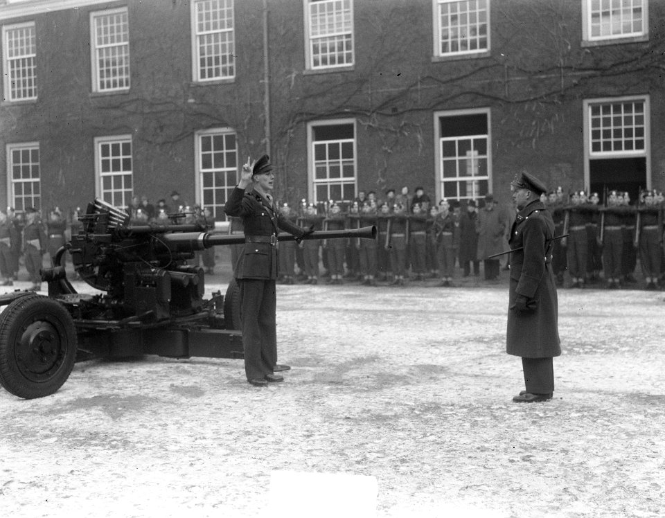 Inspectie beediging.Defilé Koudenhornkazerne Haarlem, Bestanddeelnr 904-3559