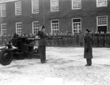 Inspectie beediging.Defilé Koudenhornkazerne Haarlem, Bestanddeelnr 904-3559