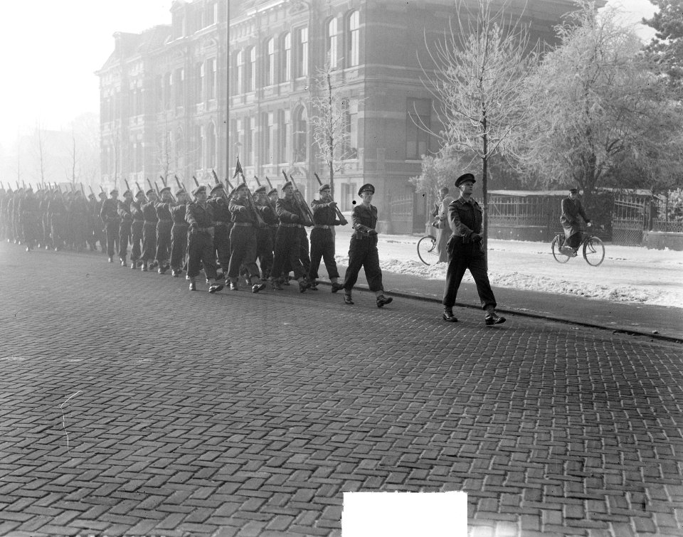 Inspectie beediging.Defilé Koudenhornkazerne Haarlem, Bestanddeelnr 904-3558