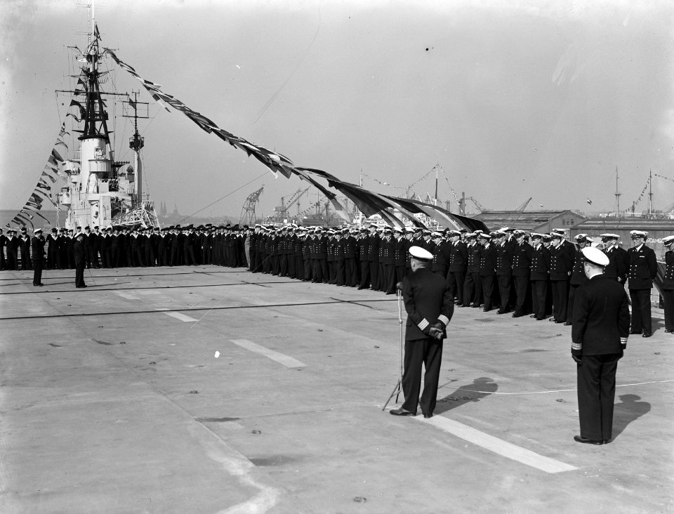 Inspectie en parade op de Karel Doorman, Bestanddeelnr 902-9531