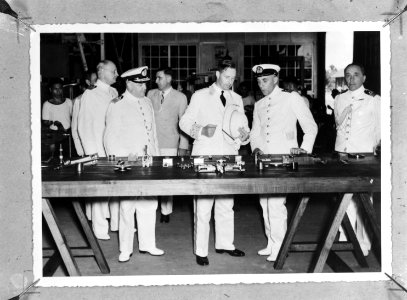 Inspectie Marinebasis Soerabaja. In het midden de Gouverneur Generaal van Nederl, Bestanddeelnr 935-0116 photo