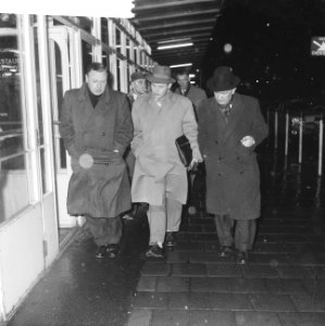 Inspecteur Sanders met boswachter op Schiphol ivb Colombo, Bestanddeelnr 913-2612
