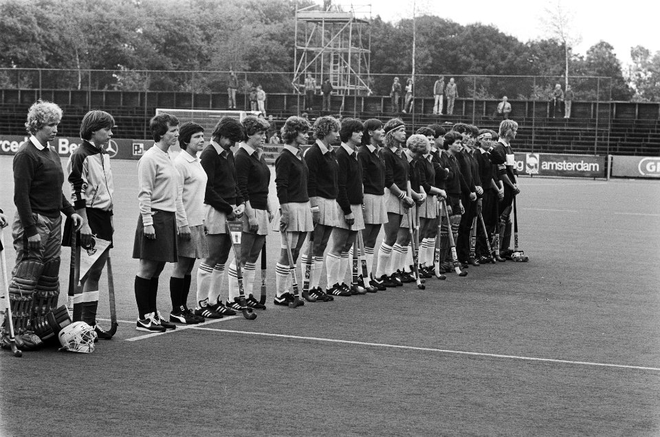 Int. hockeytoernooi in Amstelveen Nederland tegen West Duitsland , dames (2-2) 3 Nederlandse dames hockeyteam, Bestanddeelnr 931-5552