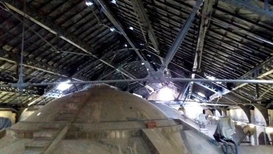 Intérieur de la Basilique Notre-Dame de Fourvière, charpente métallique sous la toiture en ardoise