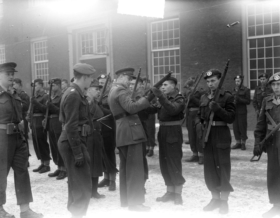 Inspectie beediging defile Koudenhornkazerne Haarlem, Bestanddeelnr 904-3562