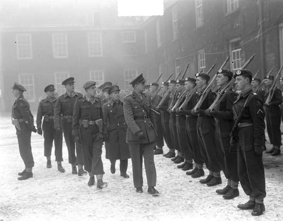 Inspectie beediging defile Koudenhornkazerne Haarlem, Bestanddeelnr 904-3560