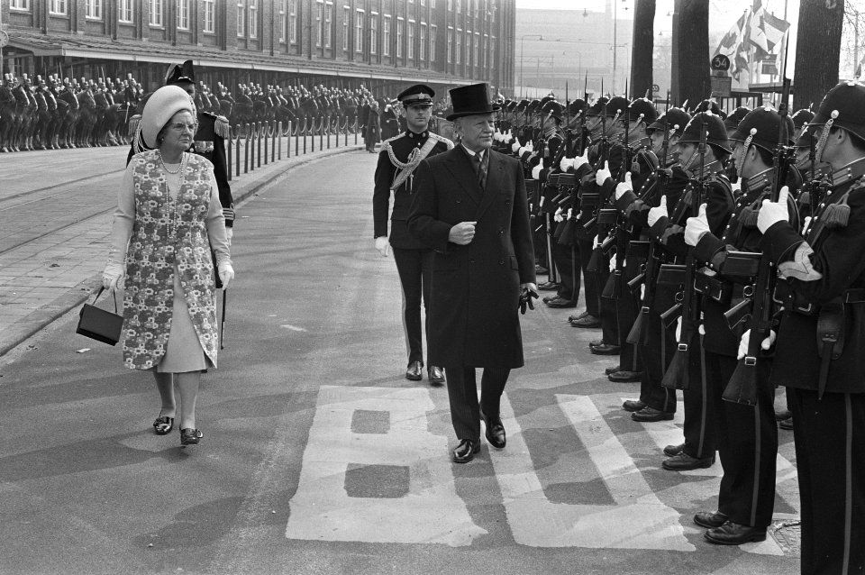 Inspectie van de erewacht door koningin Juliana en gouverneur-generaal Michener, Bestanddeelnr 924-4500
