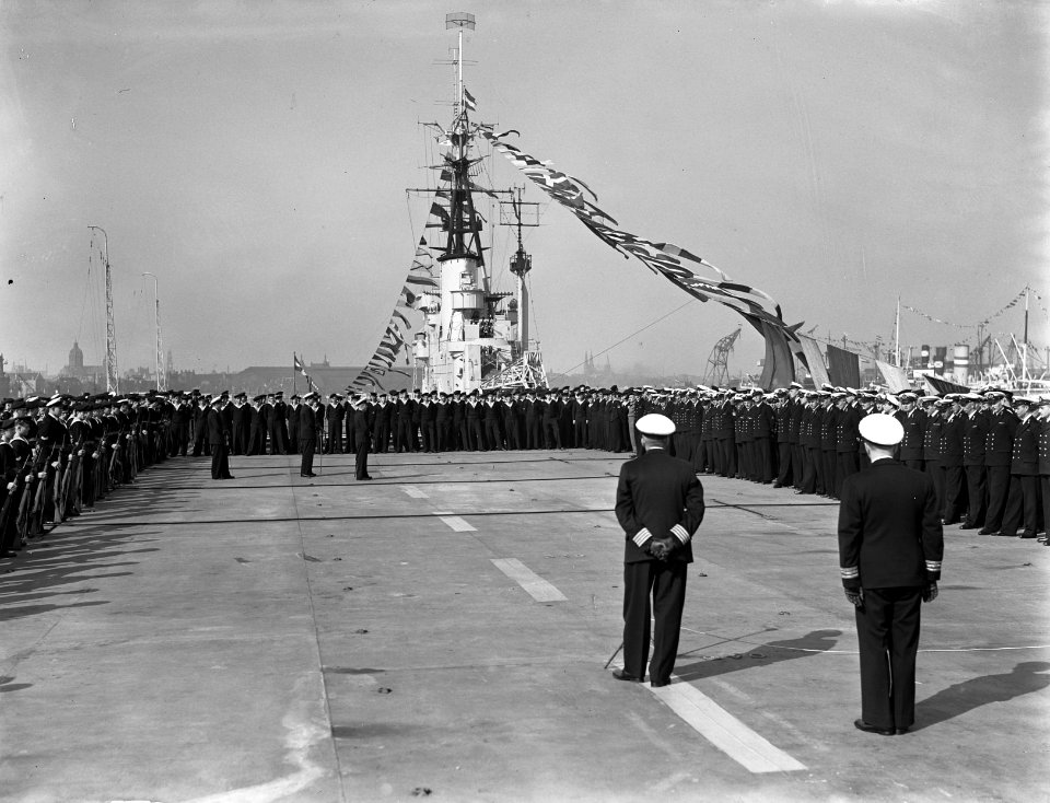 Inspectie en parade op de Karel Doorman, Bestanddeelnr 902-9530